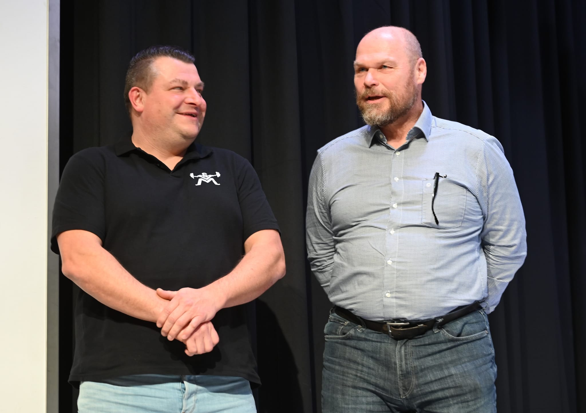 Zwei Magstadter Schwerathleten unter sich; Senioren-Europameister Uwe Brettschneider (rechts) und Joachim Schumacher (links), EM-Sechster und Trainer der Magstadter Kraftsportler. Bild: Reichert