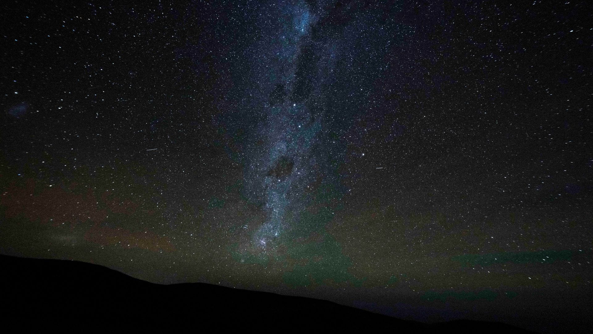 Die Milchstraße erstreckt sich über den Nachthimmel - hier von der Atacama-Wüste aus gesehen. (Archivbild)