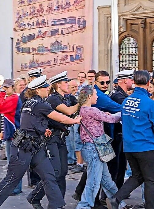 Tierschützer demonstrierten am Rande des Volksfestumzugs.