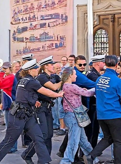 Tierschützer demonstrierten am Rande des Volksfestumzugs.