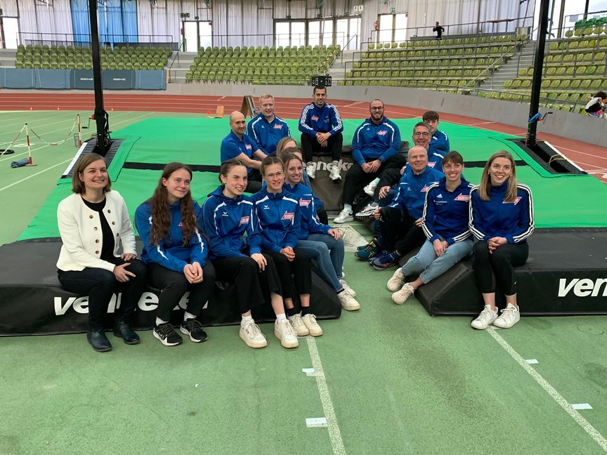 Gute Laune bei Anne Köhler (Geschäftsführerin des VfL Sindelfingen), Luise Herrmann (Hammerwurf), Emily Junginger (Mittelstrecke), Mia Jurenka (Langstrecke), Melanie Böhm (400 Meter Hürden), Lotta Mage (400 Meter Hürden, verdeckt), Rebecca Riexinger (Trainerin, verdeckt), Oleg Stepanov (Trainer), Eric Maihöfer (Kugel), Constantin Preis (400 Meter Hürden), Tizian Lauria (Kugel), Alexander Stepanov (800 Meter), Jürgen Kohler (Abteilungsleiter), Sebastian Marcard (Trainer), Carolina Krafzik (400 Meter Hürden), Lisa Sophie Hartmann (400 Meter, von links).Bild: Holzapfel