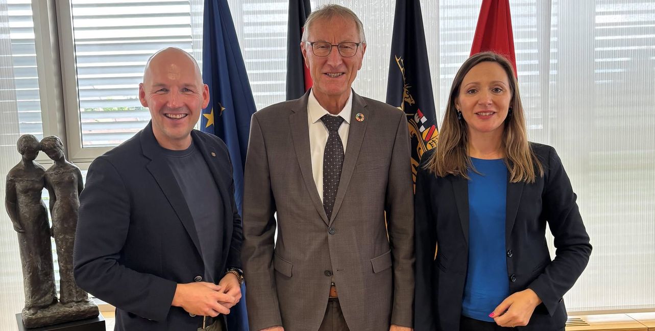 Die Bundestagsabgeordneten Marc Biadacz und Jasmina Hostert mit Landrat Roland Bernhard in der Mitte.