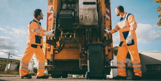 Müllwerker bei der ArbeitBild: Kzenon/Adobe Stock