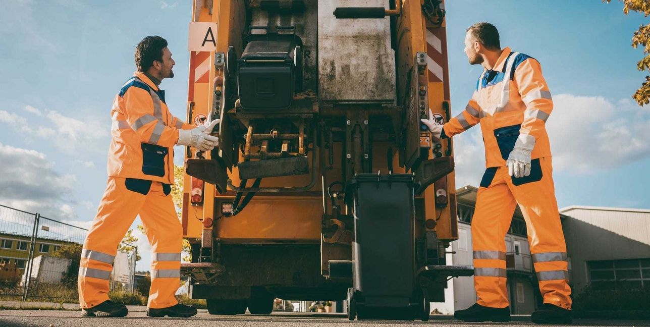 Müllwerker bei der ArbeitBild: Kzenon/Adobe Stock