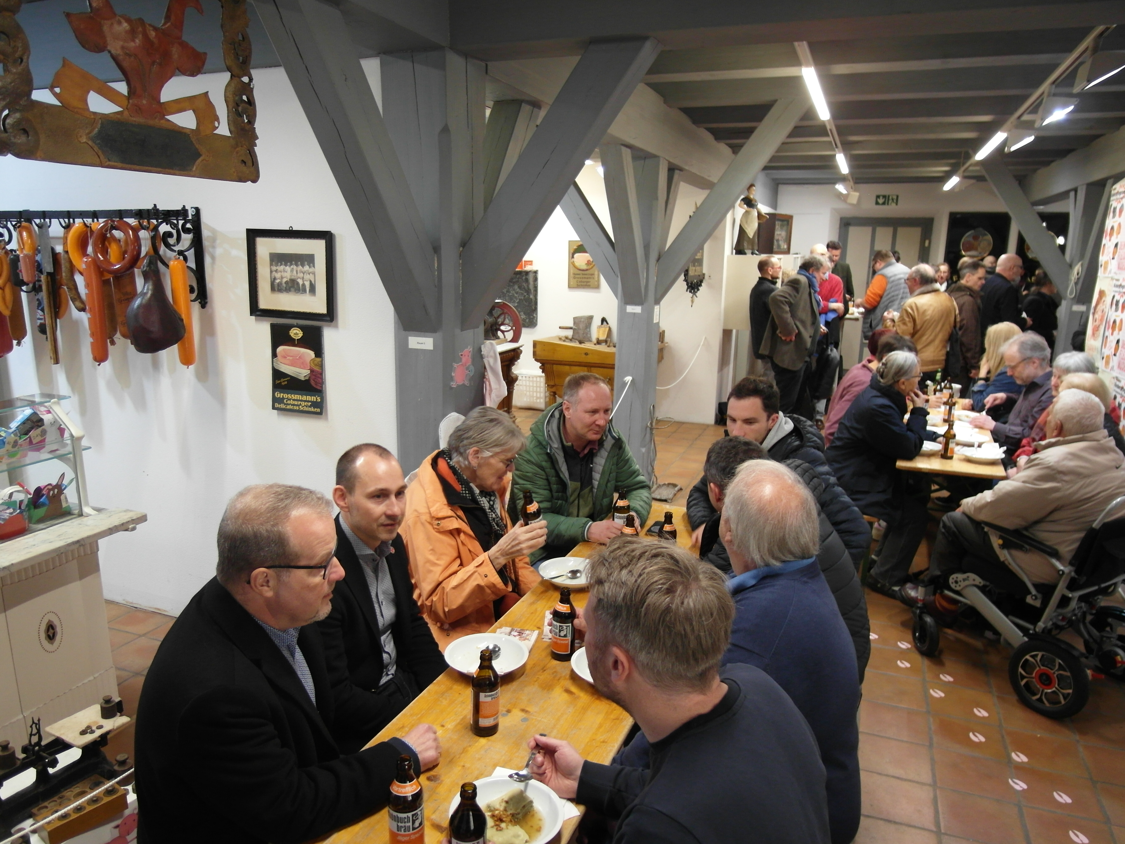 Mit vegetarischen und klassischen Maultaschen haben es sich die Vernissage-Besucher der Jubiläumsausstellung "Dein Fleischermuseum" zum 40. Geburtstag des Deutschen Fleischermuseums am Böblinger Marktplatz gut gehen lassen.