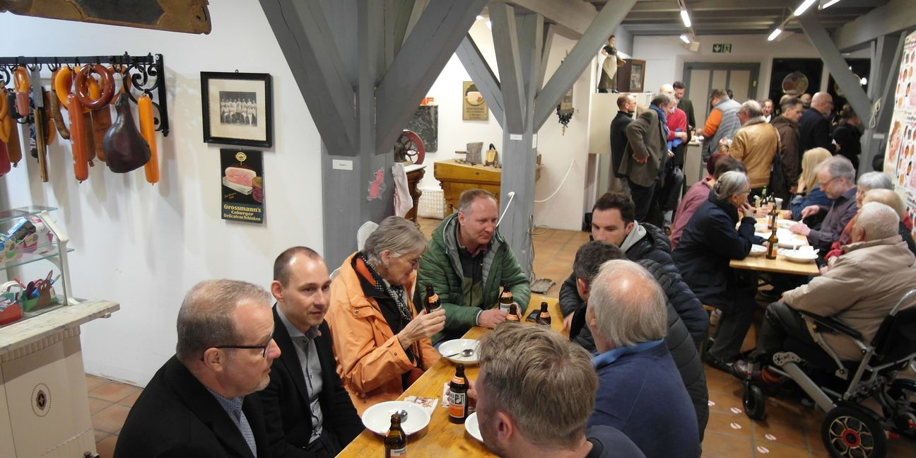 Mit vegetarischen und klassischen Maultaschen haben es sich die Vernissage-Besucher der Jubiläumsausstellung "Dein Fleischermuseum" zum 40. Geburtstag des Deutschen Fleischermuseums am Böblinger Marktplatz gut gehen lassen.