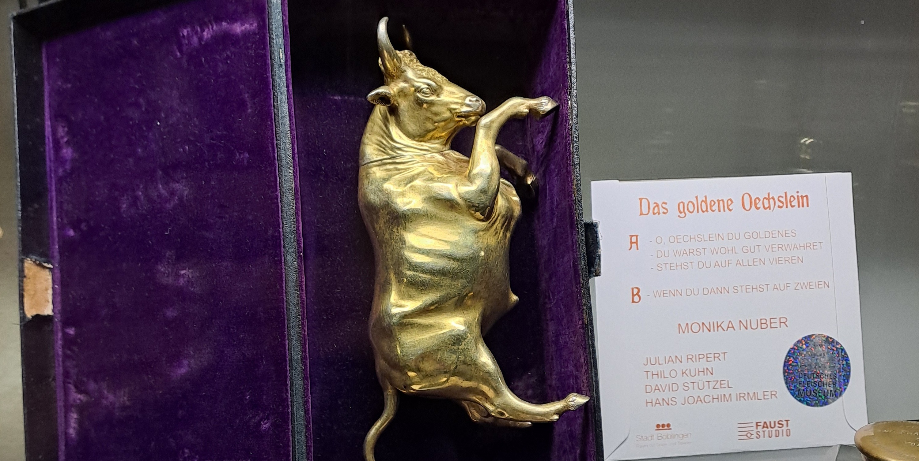 Begleitend zur Jubiläumsausstellung „Dein Fleischermuseum“ hat Einrichtungsleiter Dr. Christian Baudisch in Zusammenarbeit mit Monika Nuber und deren Projektband die Vinyl-Single „Das goldene Oechslein“ herausgebracht - besungen wird ein Exponat aus dem Jahr 1521.
