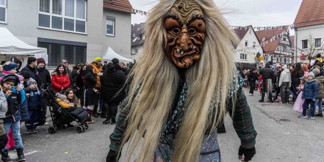 Beim Umzug wie auf unserem Foto aus Ehningen darf sich jeder verkleiden, wie er will. Aber beim Autofahren ist das nicht erlaubt. 	Bild: Dettenmeyer/A