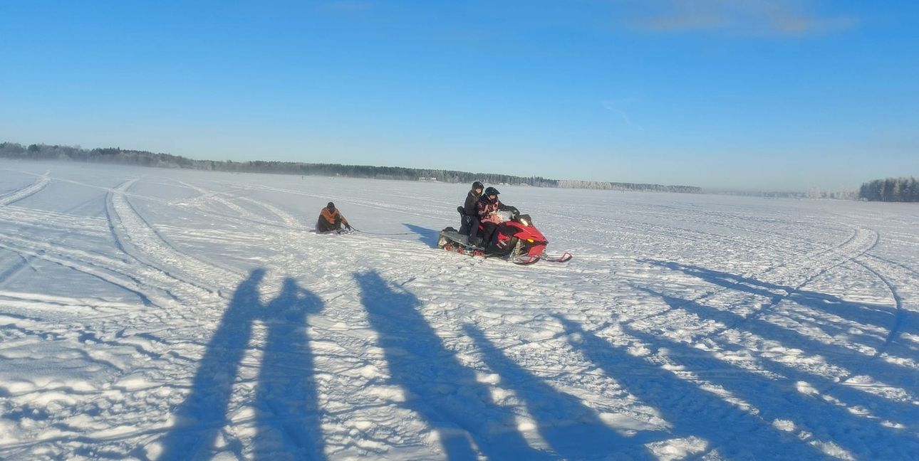 Mit dem Schneemobil kann man auf dem gefrorenen Meeresarm vor Pitea sehr gut Schlitten fahren. Bild: GDS1