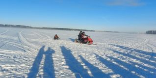 Mit dem Schneemobil kann man auf dem gefrorenen Meeresarm vor Pitea sehr gut Schlitten fahren. 	Bild: GDS1