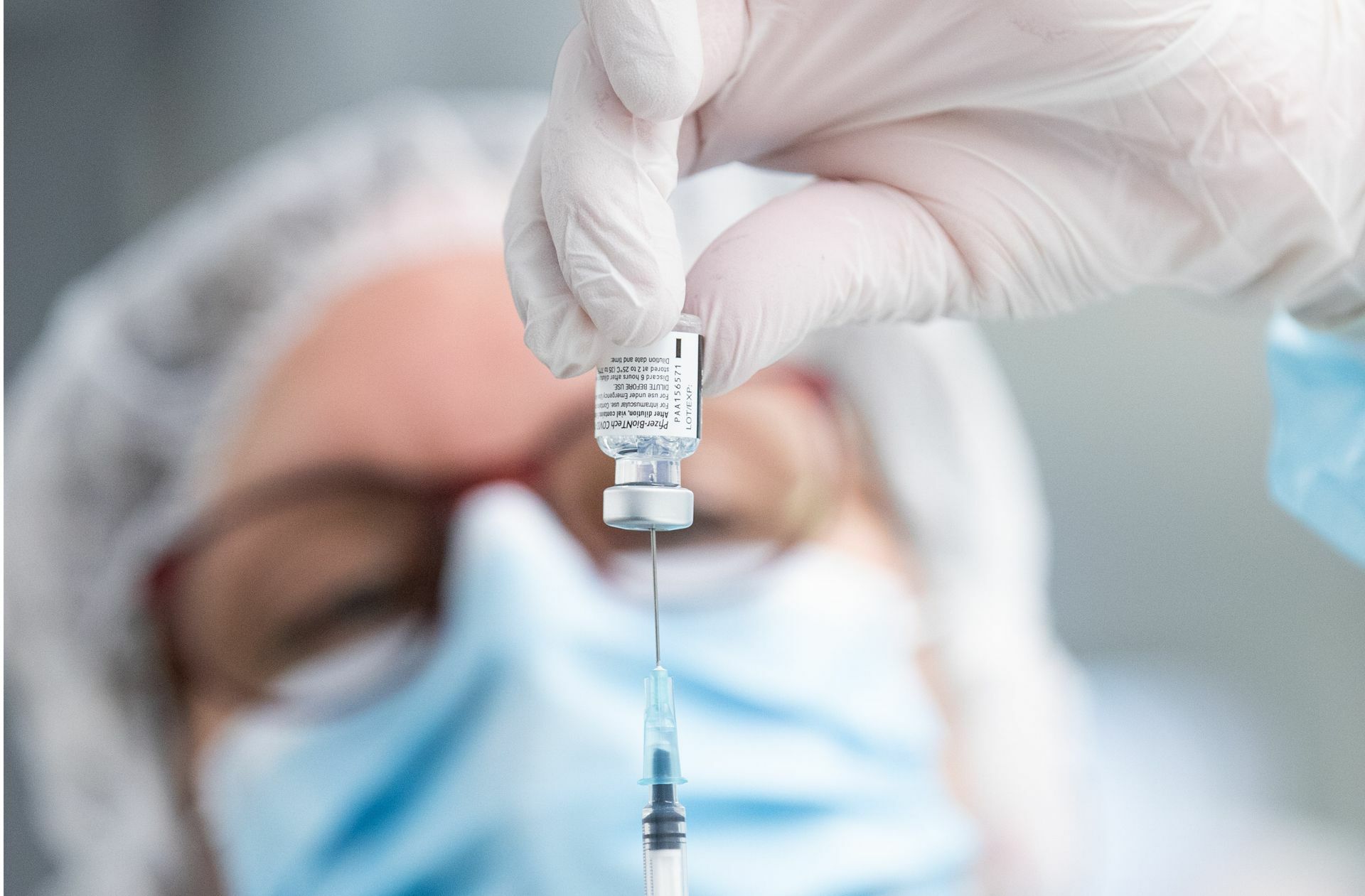 Noch sind die Impfstoffe knapp.Zu Wochenbeginn waren die Impfungen mit Astrazeneca in Deutschland vorerst gestoppt worden. Foto: dpa/Friso Gentsch