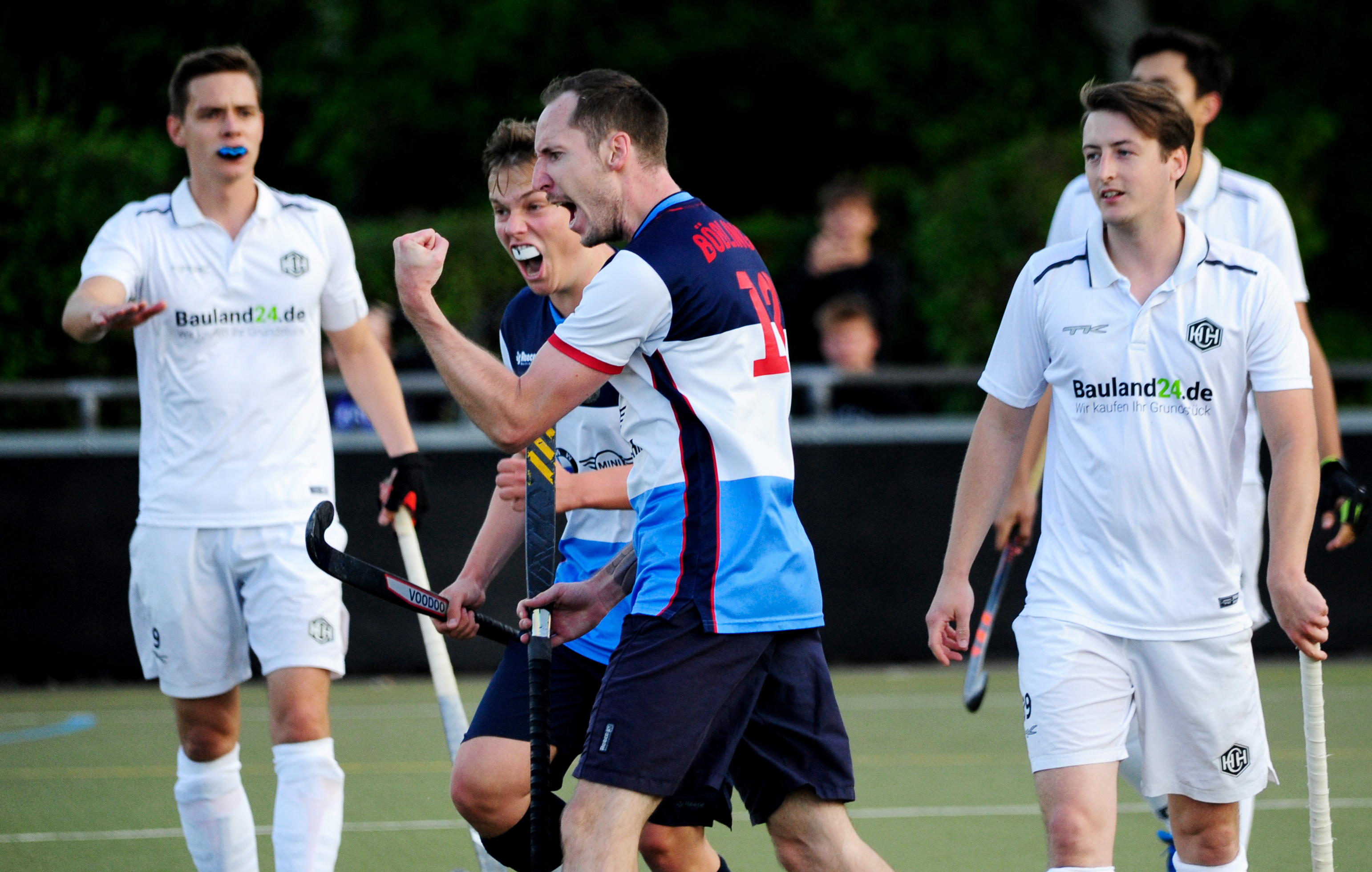 Böblinger Torjubel zum 2:1: Vincent Rein (links) und Lukas Benz feiern das 2:1 gegen Heidelberg. Bild: photostampe