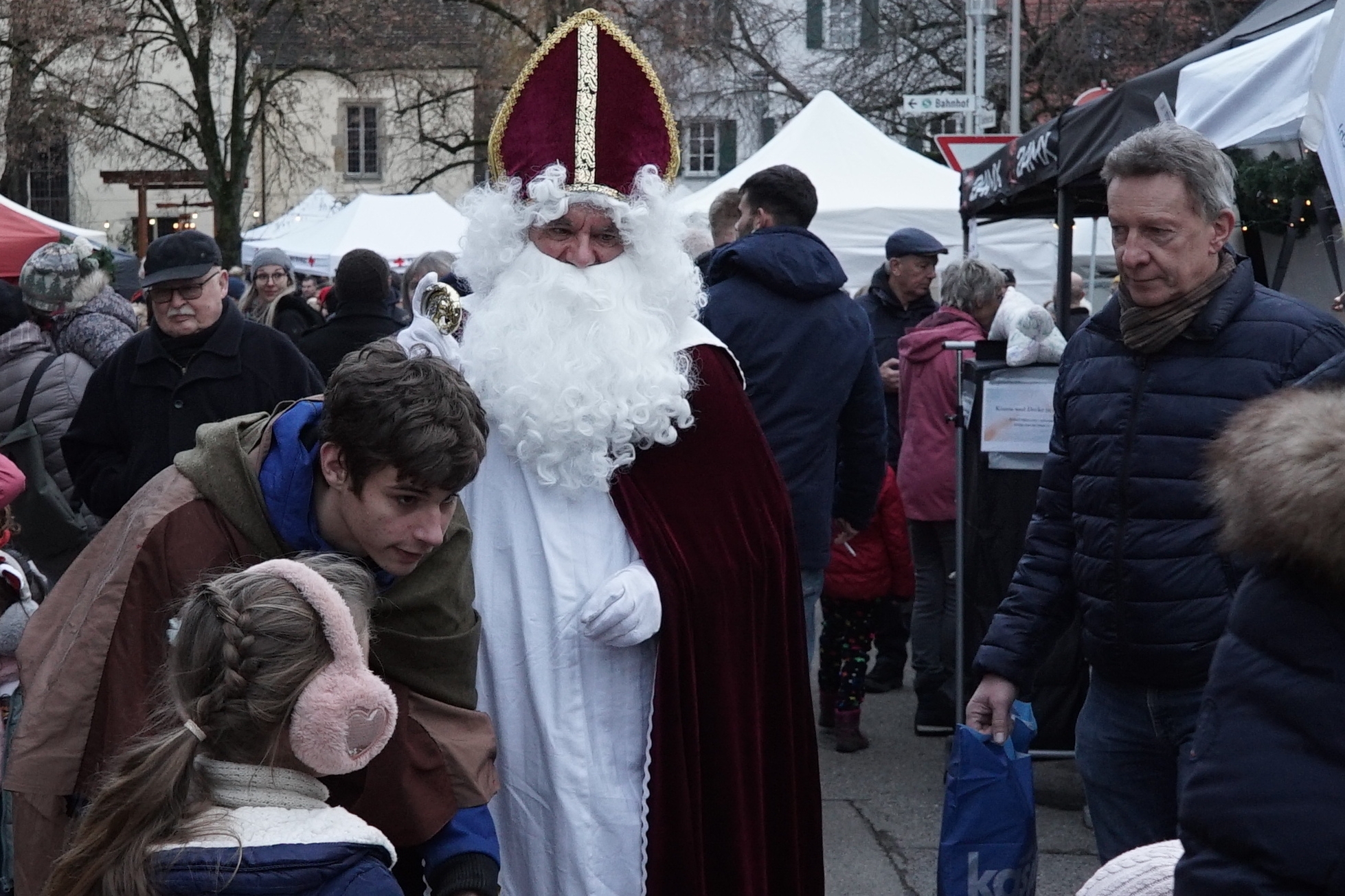Glücklicherweise waren beim Maichinger Weihnachtsmarkt dann doch noch der Nikolaus und Knecht Ruprecht (links neben dem Nikolaus) vor Ort. Bild: Heiden