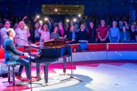 Gute Laune beim Benefizkonzert im Zirkuszelt.