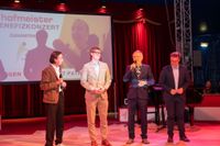 Gute Laune beim Benefizkonzert im Zirkuszelt.