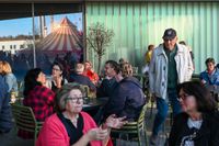 Gute Laune beim Benefizkonzert im Zirkuszelt.