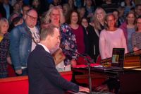 Gute Laune beim Benefizkonzert im Zirkuszelt.