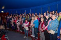 Gute Laune beim Benefizkonzert im Zirkuszelt.