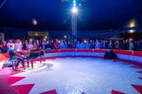 Gute Laune beim Benefizkonzert im Zirkuszelt.