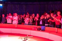 Gute Laune beim Benefizkonzert im Zirkuszelt.