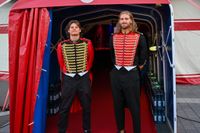 Gute Laune beim Benefizkonzert im Zirkuszelt.