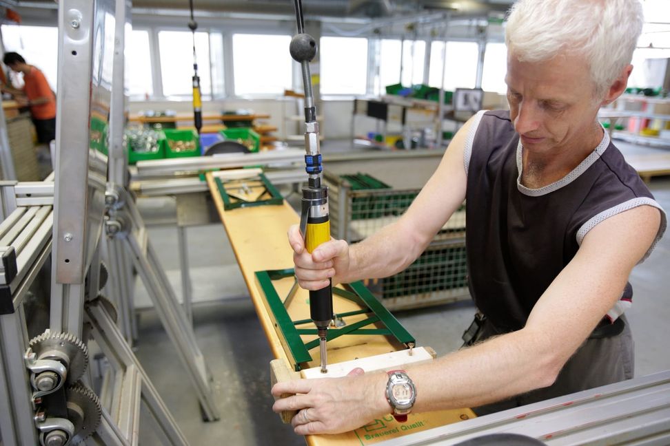 In den GWW-Werkstätten fertigen Menschen mit Nachteilen in sorgfältiger Handarbeit hochwertige Festzeltgarnituren und Klappmöbel.