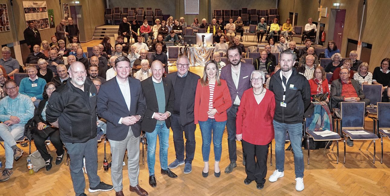 Gastgeber, Gäste und Moderator der Bund-Kommune-Podiumsdiskussion: Dr. Ingo Sika (von links), Dr. Florian Toncar, Marc Biadacz, Jürgen Haar, Jasmina Hostert, Tobias Bacherle, Dr. Dorothee Kadauke und Thomas Jaskolka.
