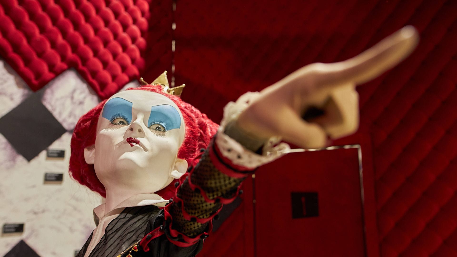 Grell und widerspenstig: Die Herzkönigin aus „Alice im Wunderland“ (2010) als Figur in der immersiven Ausstellung „Tim Burton’s Labyrinth“ in Berlin