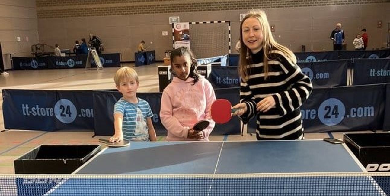 Lara Nübel (rechts), vom Landesverband Tischtennis Baden-Württemberg zeigte den Kindern, wie man den Schläger richtig hält.