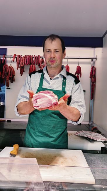 Metzger Daniel Laufer sorgt für leckeren Fleischgenuss.