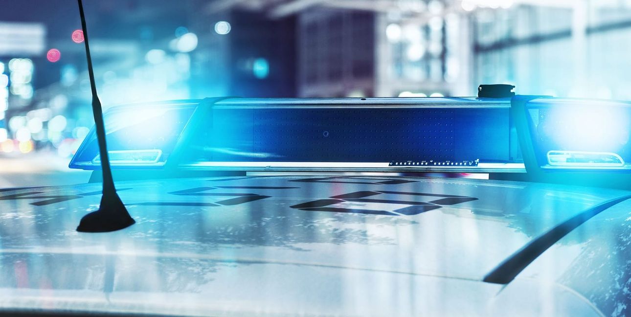 Der Schaden an dem BMW dürfte sich laut Polizei auf etwa
8.000 Euro belaufen.