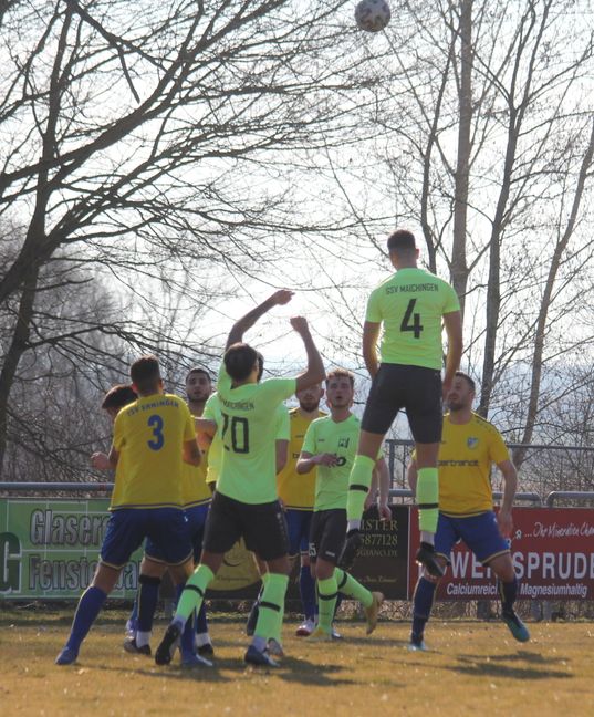 Thomas Ivan (Rückennummer 4) springt eine Etage höher als alle anderen. Bild: Oberdorfer