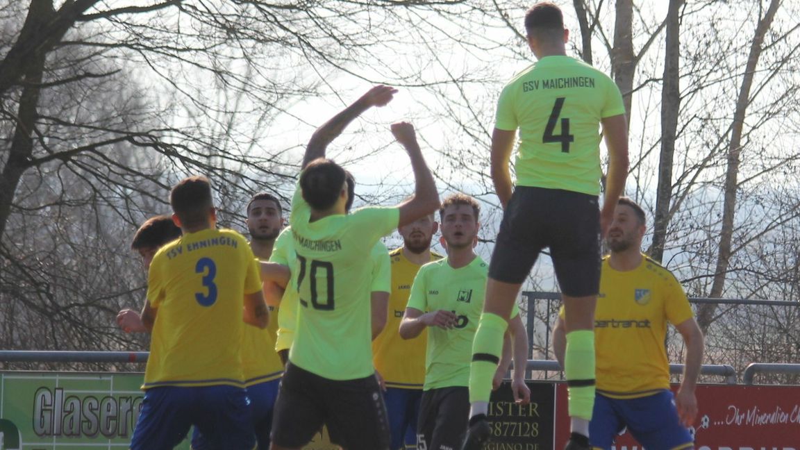 Thomas Ivan (Rückennummer 4) springt eine Etage höher als alle anderen. Bild: Oberdorfer