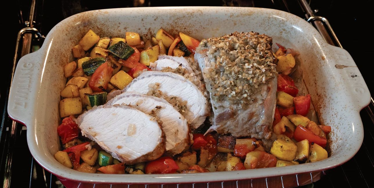 Ideal für den Sommer: Schweinebraten mit Sommergemüse.