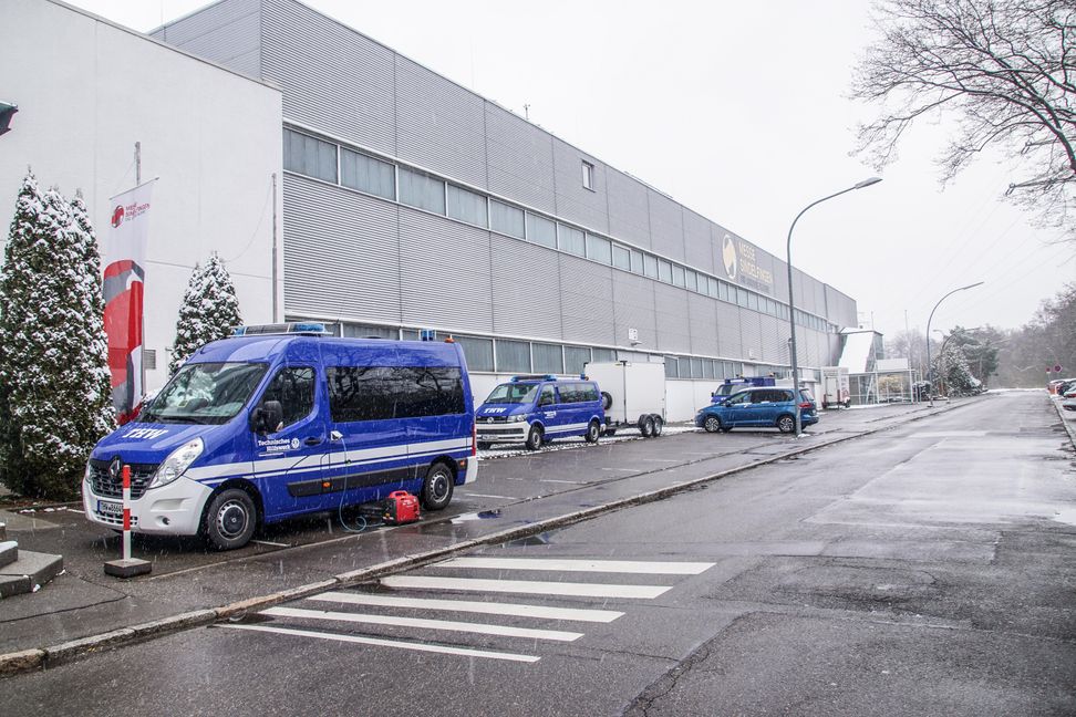 Das THW Böblingen hat am Wochenende in der Sindelfinger Messehalle viel bewegt: Damit dort Mitte April bis zu 900 Flüchtlinge aus der Ukraine untergebracht werden können, wurden jetzt schon Betten und Zelte aufgebaut. Bild: Dettenmeyer