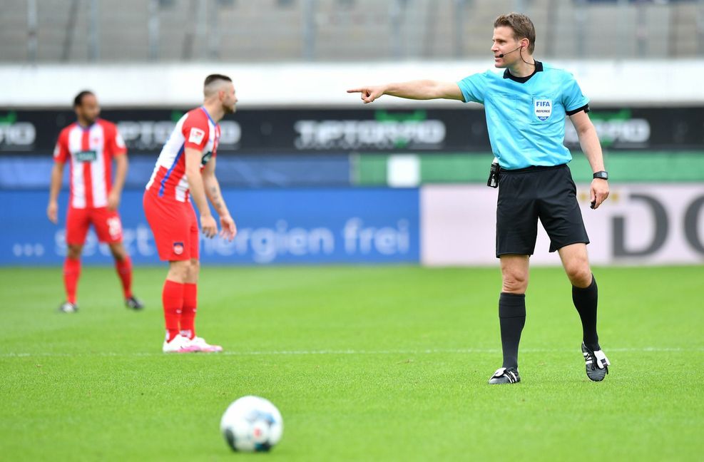 Schiedsrichter Felix Brych bei der Arbeit.