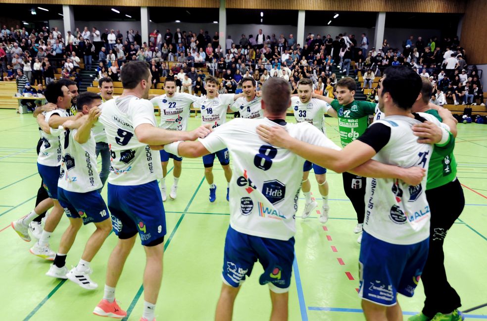 Die Handballer der HSG Schönbuch feiern ausgelassen den 25:23-Erfolg gegen die HSG Böblingen/Sindelfingen. Bild: photostampe