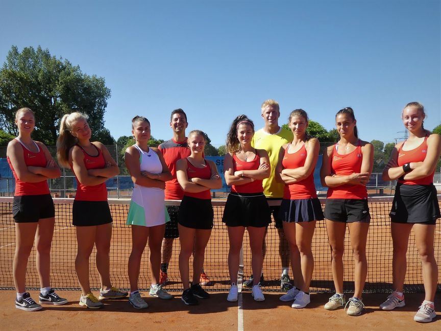 Freuen sich über den Aufstieg in die Zweite Bundesliga: Die Damen und Trainer der TA VfL Sindelfingen mit von links nach rechts Carmen Schultheiß, Pauline Ernstberger, Chantal Sauvant, Max Bischoff (Trainer), Meggie Raidt, Sophie Zehender, Cheftrainer Daniel Merkert, Natalie Pröse, Cristiana Ferrando und Evita Ramirez.