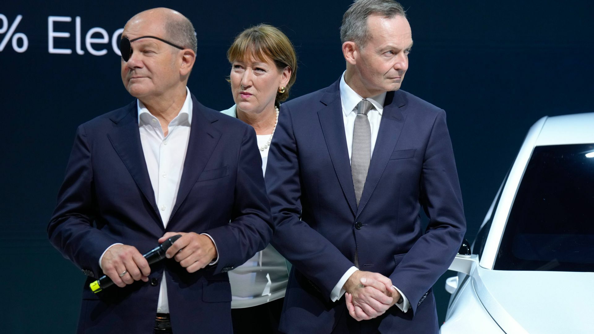 Kanzler Olaf Scholz (li.) lobt die Innovationsfähigkeit der deutschen Autobauer und Zulieferer – zu Recht?