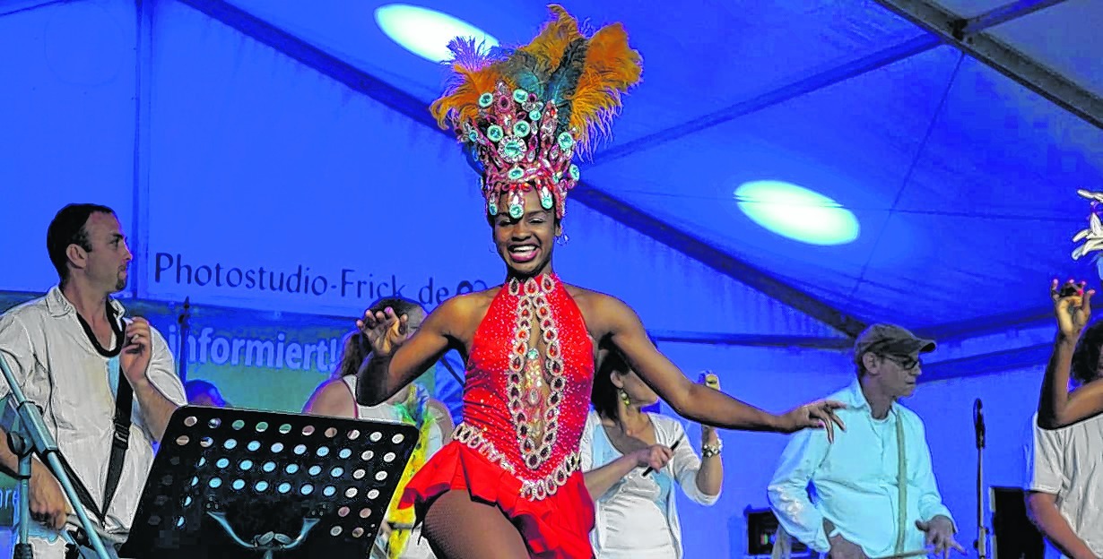 Die „Escola de Samba“ zündete schon freitags ihr Sambafeuer an der Martinskirche.  Bild: Heiden
