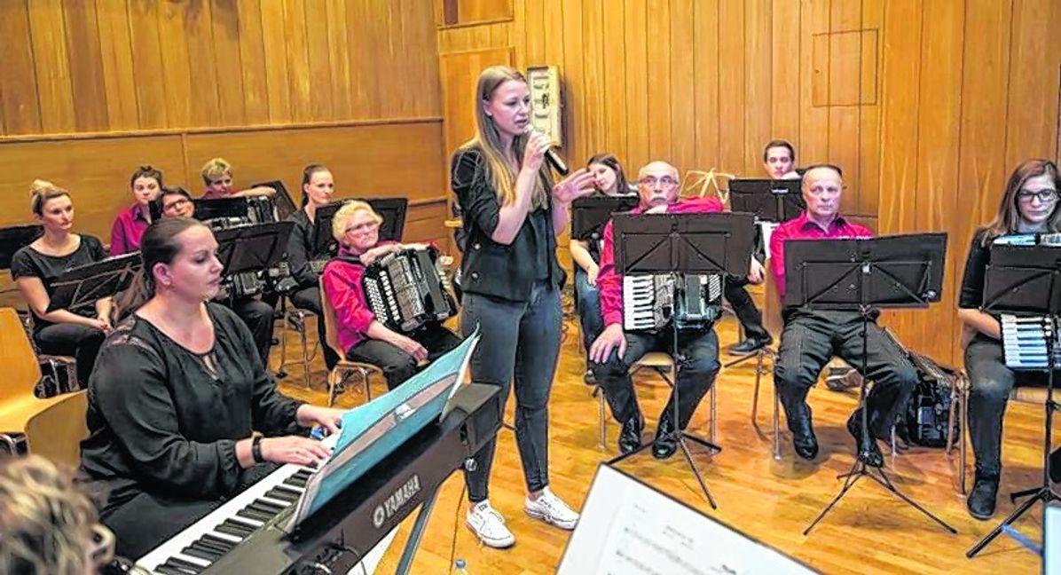 Frühjahrskonzert des HC Döffingen: Sängerin Sarah Badke wird von Dirigentin Danica Guhl am Klavier begleitet. Bild: Richter
