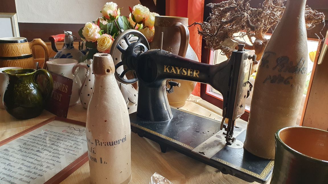 Die alte Kayser Nähmaschine ist ein Hingucker.       Bild: Wegner
