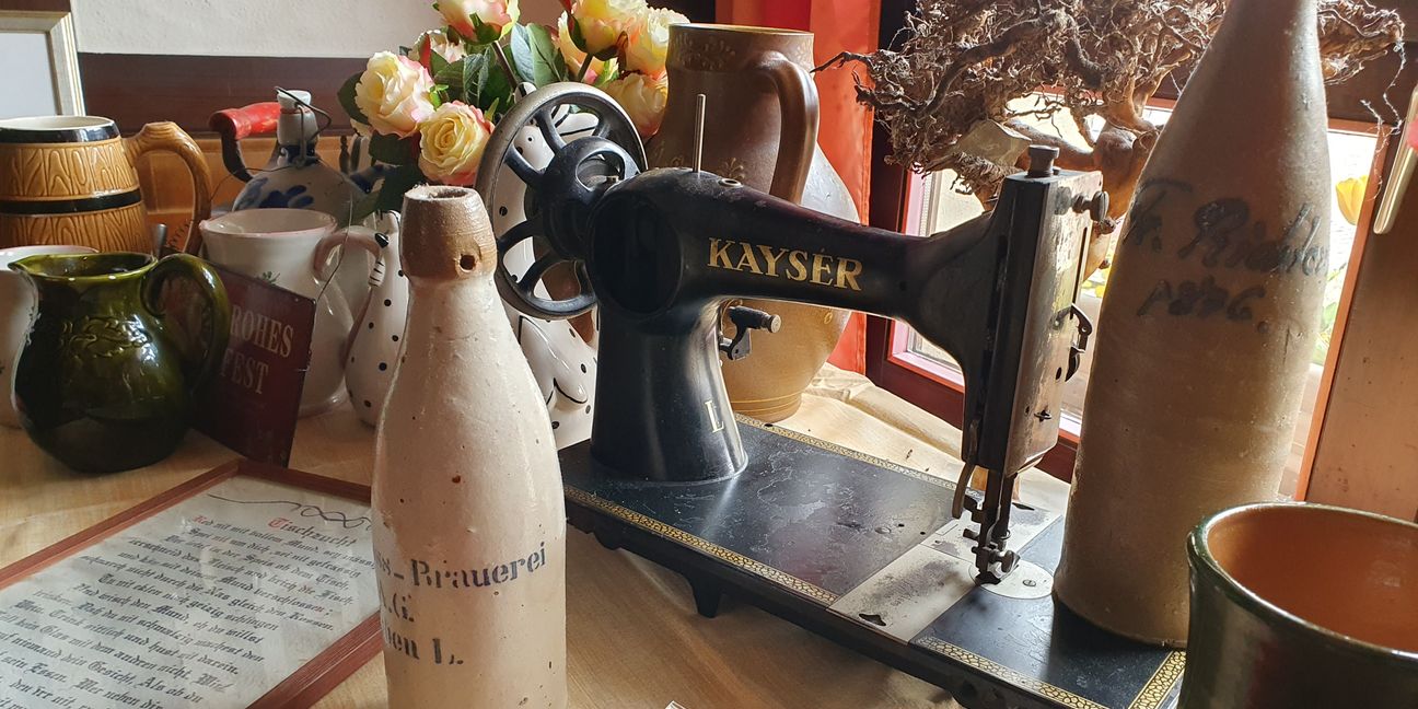Die alte Kayser Nähmaschine ist ein Hingucker.       Bild: Wegner