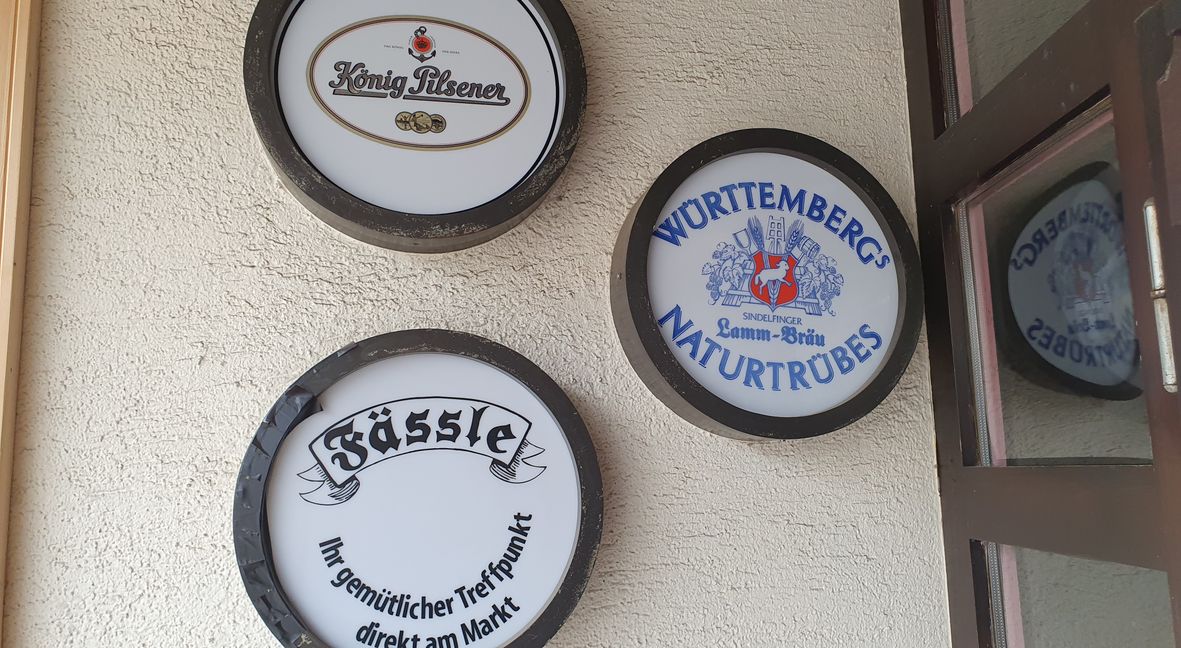 Das rechte Schild ist schon vergeben, die anderen waren gestern Nachmittag noch zu haben.        Bild: Wegner
