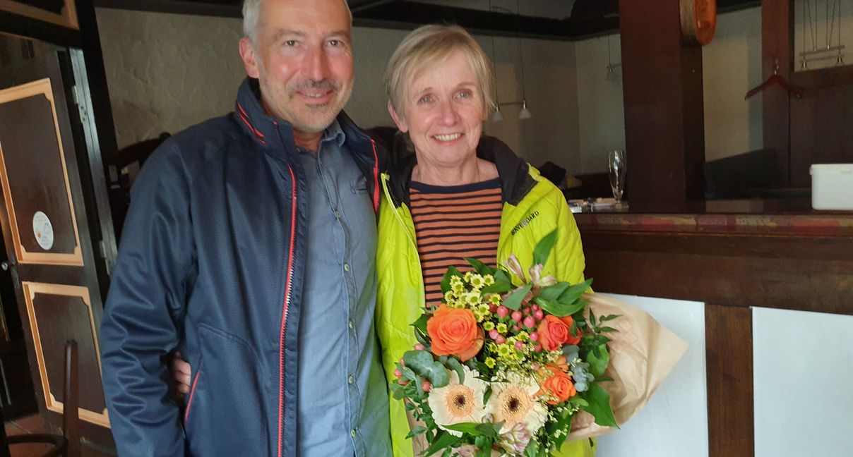 Elke Duprey bekommt dieses Mal von Markus Stäbler Blumen statt Kaffeebohnen.        Bild: Wegner