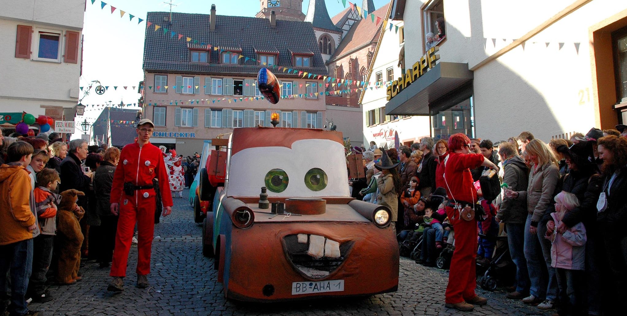 Nur Motivwagen dürfen am Sonntag indie Weil der Städter Innenstadt. Alles anderen müssen während des Umzugs draußen bleiben.