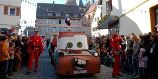 Nur Motivwagen dürfen am Sonntag indie Weil der Städter Innenstadt. Alles anderen müssen während des Umzugs draußen bleiben.