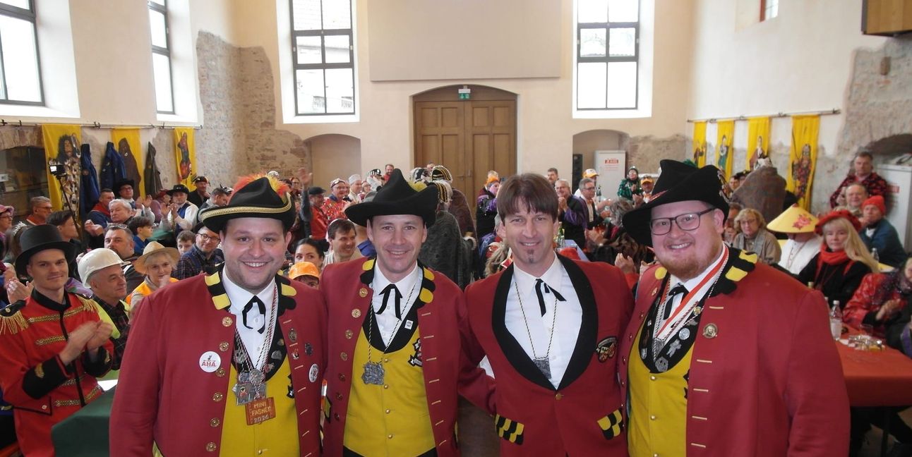 Stattliche Herren (von links) Tobias Forstenhäusler (erster Zunftmeister), Simon Pfau (stellvertretender Vorsitzender der Narrenzunft AHA), Frank Gann (Vorsitzender) und Daniel Hörner (stellvertretender Zunftmeister).