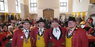 Stattliche Herren (von links) Tobias Forstenhäusler (erster Zunftmeister), Simon Pfau (stellvertretender Vorsitzender der Narrenzunft AHA), Frank Gann (Vorsitzender) und Daniel Hörner (stellvertretender Zunftmeister).