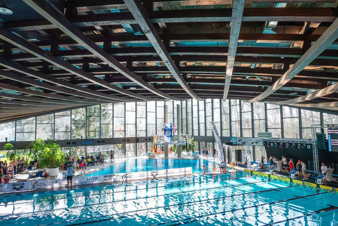 Das markante Dach im Sindelfinger Hallenbad.